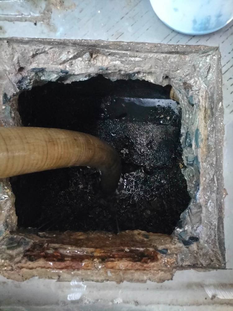 Siphoning operation gamit ang vacuum hose sa poso negro