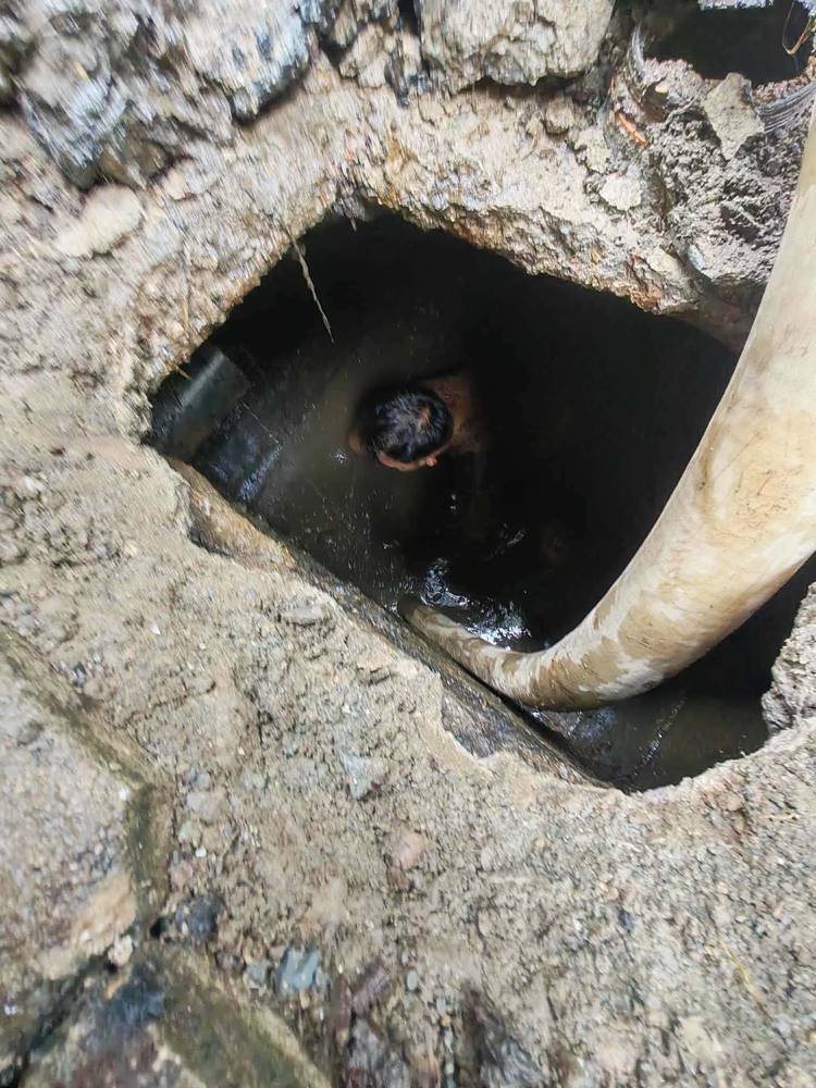 Confined space cleaning sa loob ng malalim na tank