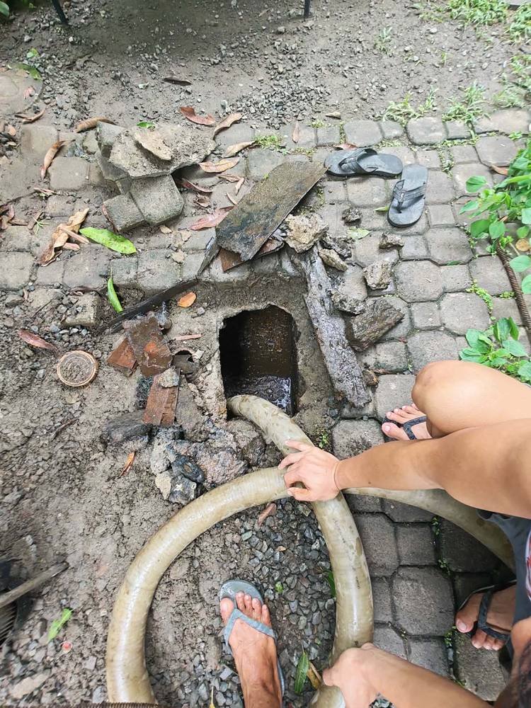 Siphoning hose connection sa access hole