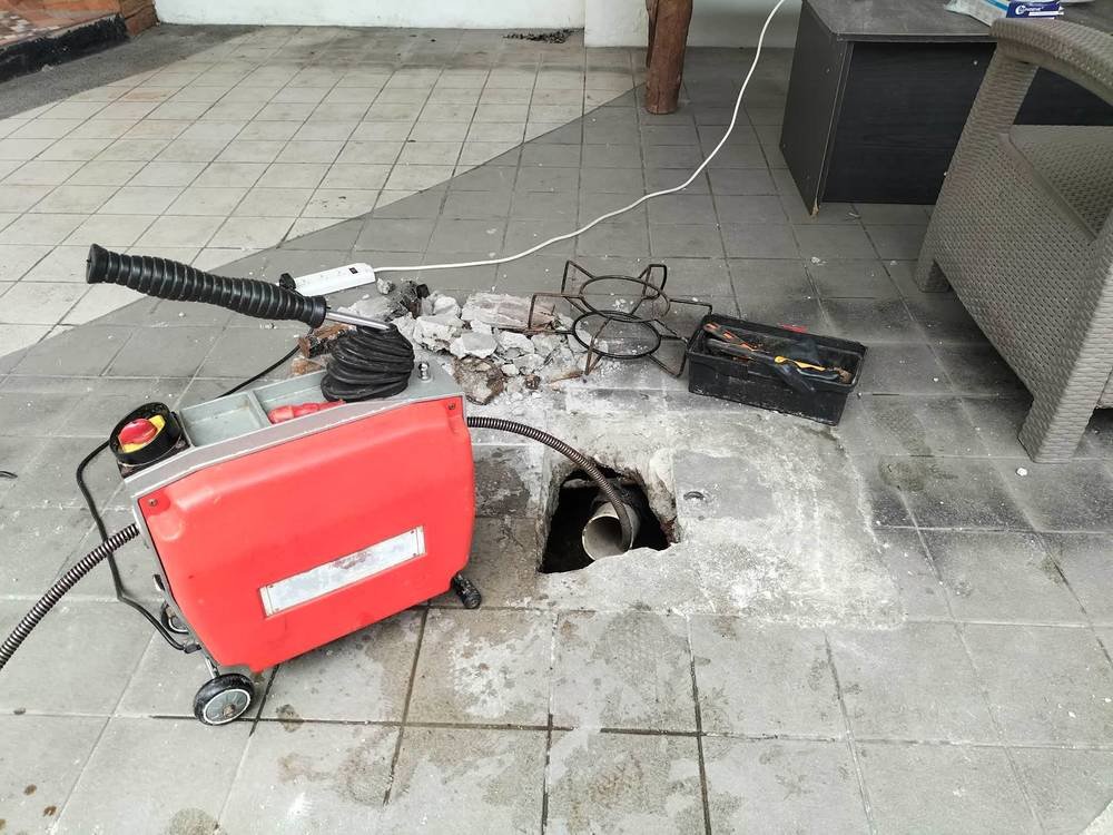 Drain cleaning machine setup sa patio