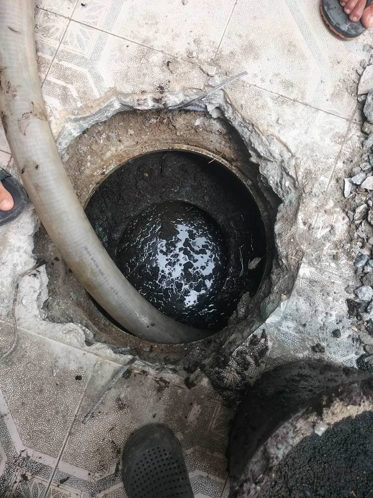 Septic tank access at siphoning